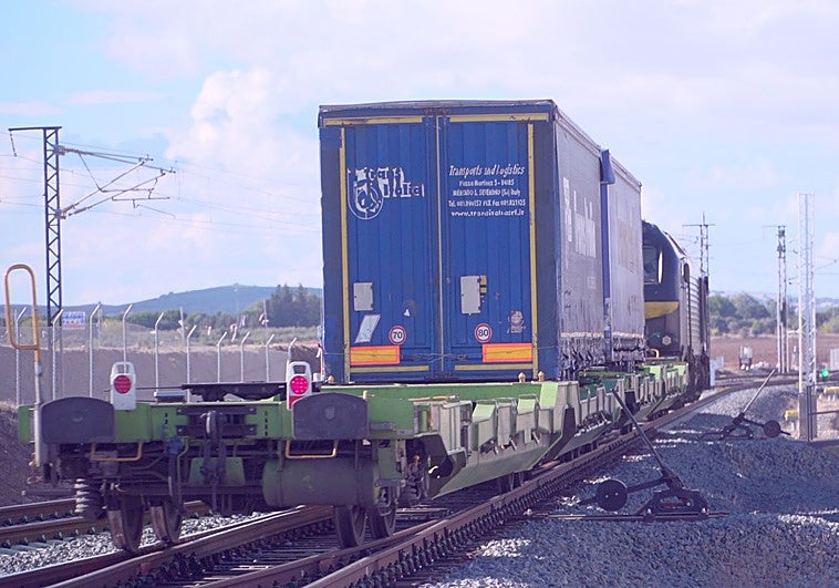 Adif prueba con éxito la autopista ferroviaria entre Madrid y la frontera con Portugal en Badajoz